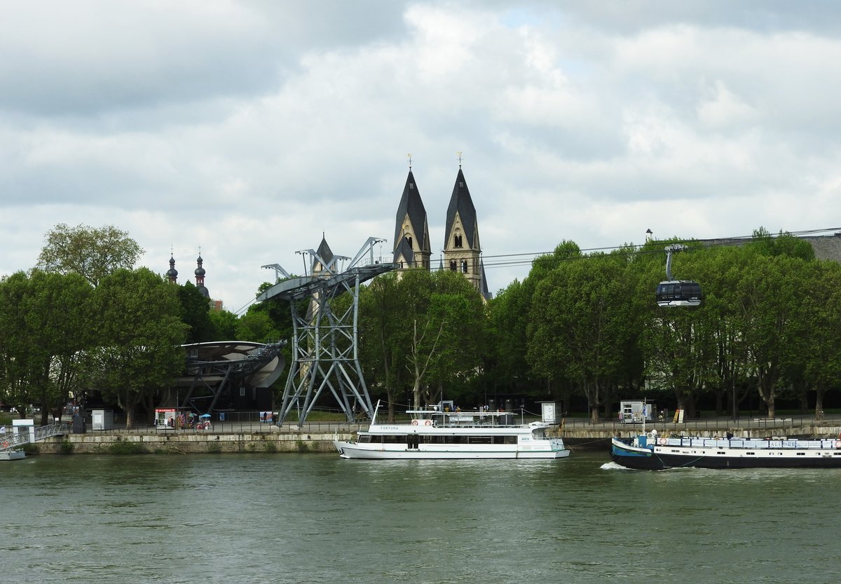 KOBLENZ,das rmische CONFLUENTES,Stadt am Zusammenfluss von RHEIN und Mosel-
mit der Talstation der Seilbahn auf die Feste EHRENBREITSTEIN und den
Trmen von St. KASTOR und LIEBFRAUENKIRCHE-
fotografiert am Abend des 15.5.2016 vom jenseitigen Rheinufer in EHRENBREITSTEIN...