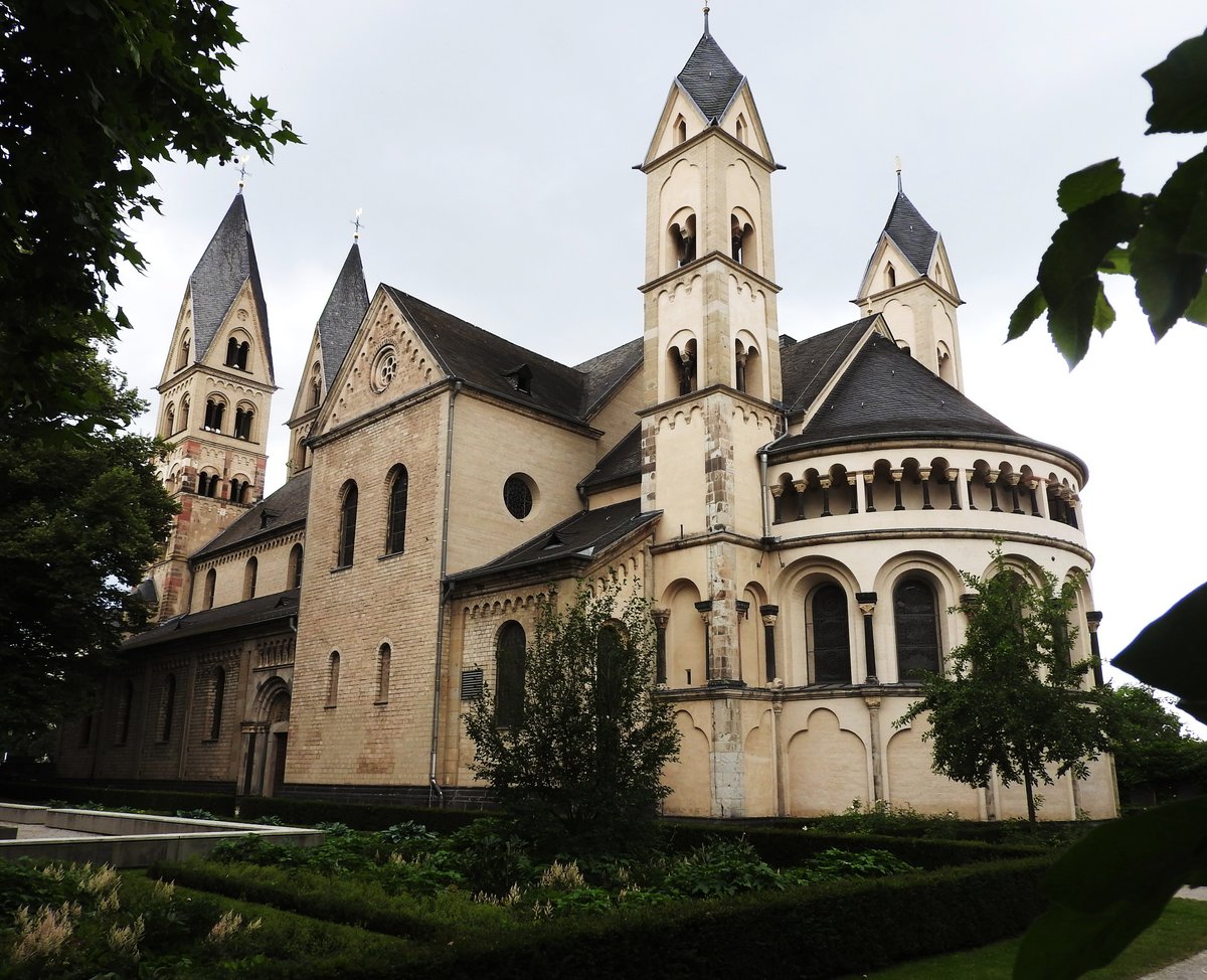 KOBLENZ/RHEIN MIT ST. KASTOR/KASTORKIRCHE
St. Kastor,in der Koblenzer Altstadt dicht am RHEINUFER gelegen,ist das lteste erhaltene Kirchenbauwerk
der Stadt,als erster Bau im 9. Jahrhundert und im jetzigen Erscheinungsbild im 12./19. Jahrhundert
vollendet..Direkt daneben die TALSTATION der Gondelseilbahn auf den EHRENBREITSTEIN..am 17.6.2018...
