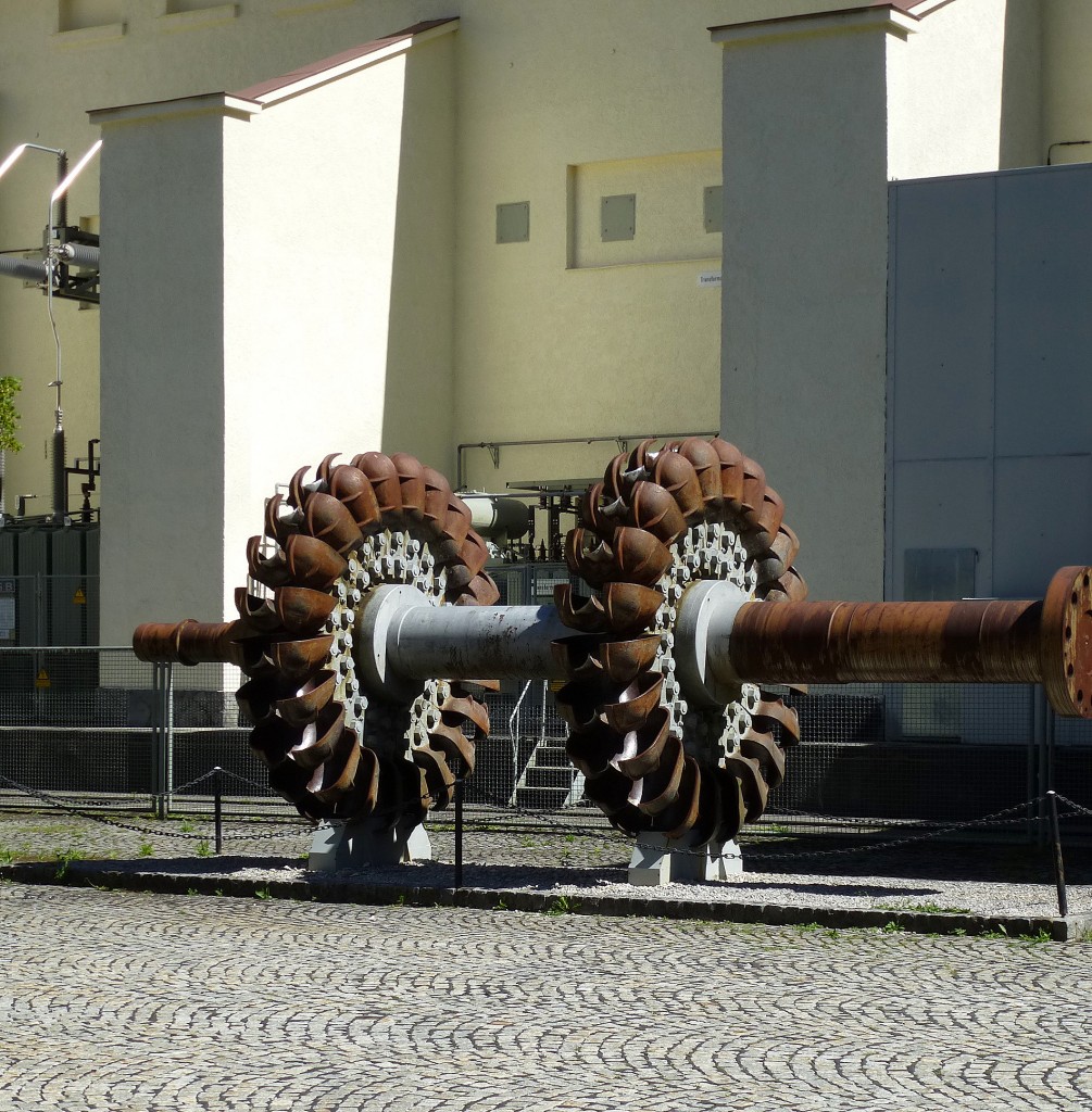 Kochel am See, die ausgediente Pelton-Turbine mit 30t Gewicht steht im Hof des Walchenseekraftwerkes, Aug.2014