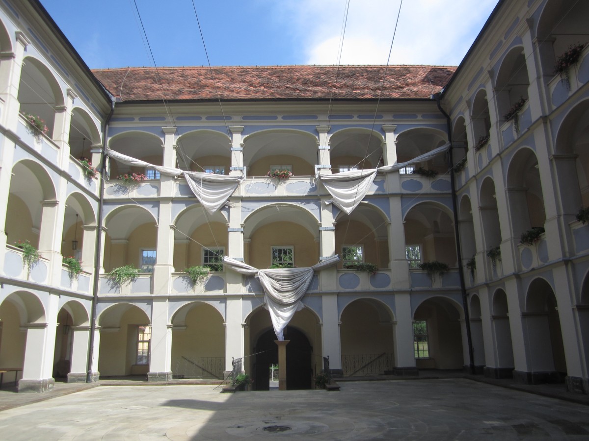 Kflach, Arkadenhof von Schloss Piper (19.08.2013)