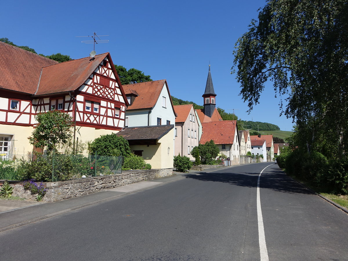 Khler, Filialkirche St. Andreas in der Hauptstrae, erbaut im 18. Jahrhundert mit Dachreiter (27.05.2017)