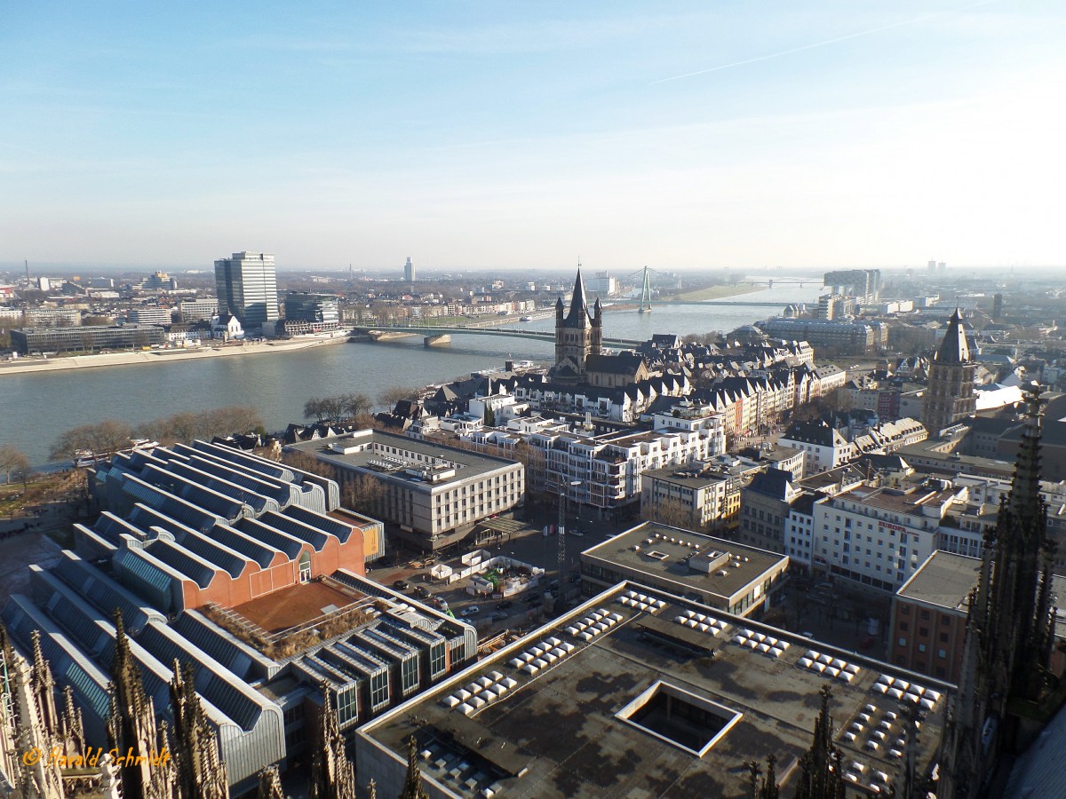 Kln am 7.2.2015: Blick vom Dom rheinaufwrts ber die Altstadt mit der Gro Sankt Martin Kirche und der Deutzer- und Severinsbrcke