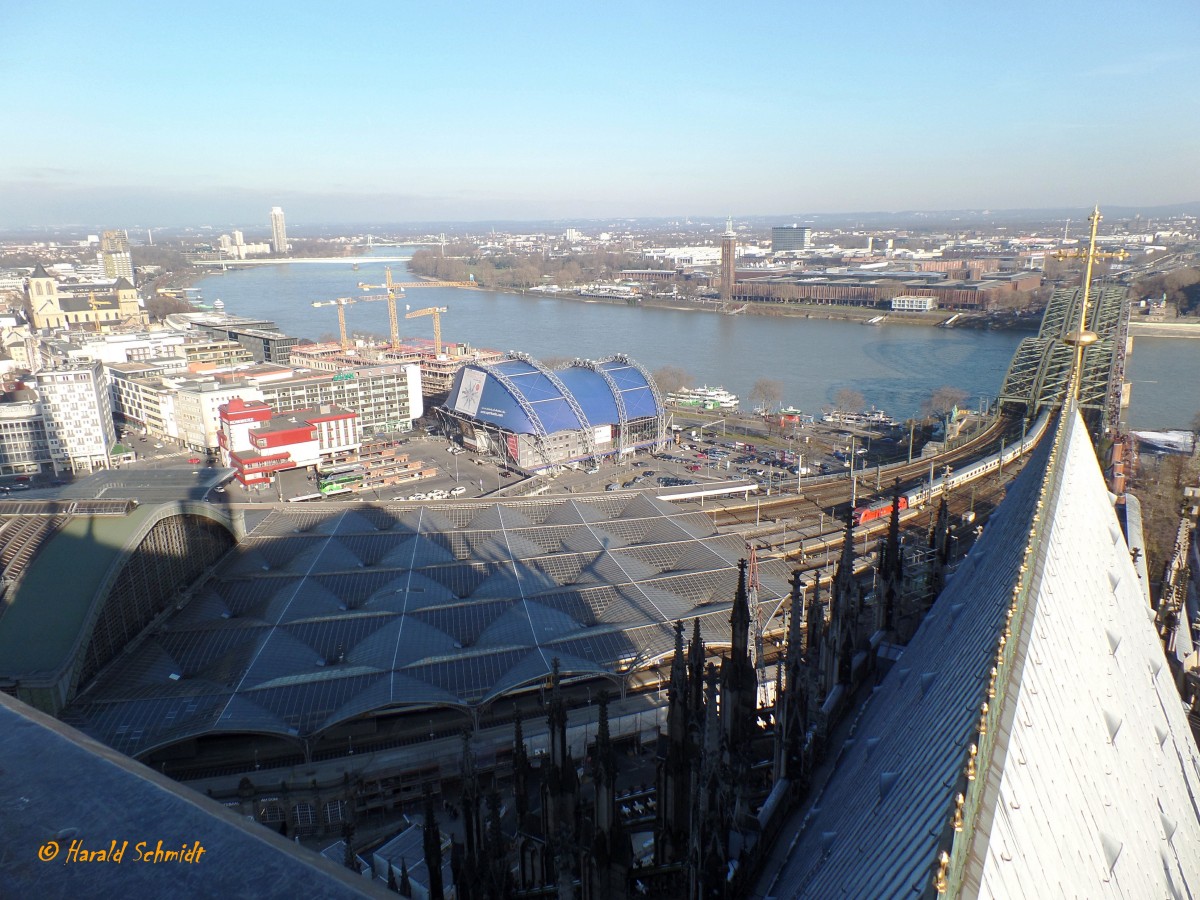 Kln am 7.2.2015: Blick vom Dom rheinabwrts, im Vordergrund der Hauptbahnhof und am Rheinufer das Opernzelt, im Hintergrund die Zoobrcke und die Mlheimer Brcke