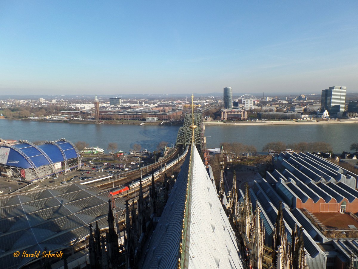 Kln am 7.2.2015: Blick vom Dom ber die Hohenzollernbrcke auf den gegenberliegenden Stadtteil. Sehr deutlich zu erkennen ist die vom damaligen Landesherrn gewnschte Achse Brcke - Dom