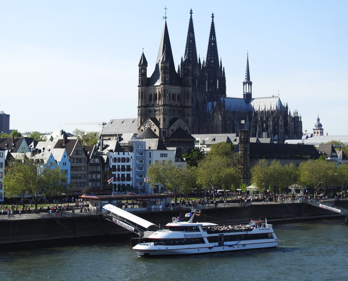 KLN AM RHEIN-DOM UND GROSS ST. MARTIN
Am 22.4.2019 ein Blick vom DEUTZER Rheinufer- vorne eine der 12 groen romanischen Kirchen in der
Innenstadt.Im 12. Jahrhundert wurde GROSS ST. MARTIN auf Fundamenten rmischer Bauten errichtet und
prgte die skyline der Stadt schon,als mit dem Bau des Doms noch nicht einmal begonnen worden war....