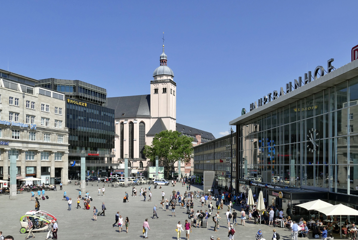 Kln - Bahnhofsvorplatz mit St. Maria Himmelfahrt-Kirche im Hintergrund - 23.06.2019