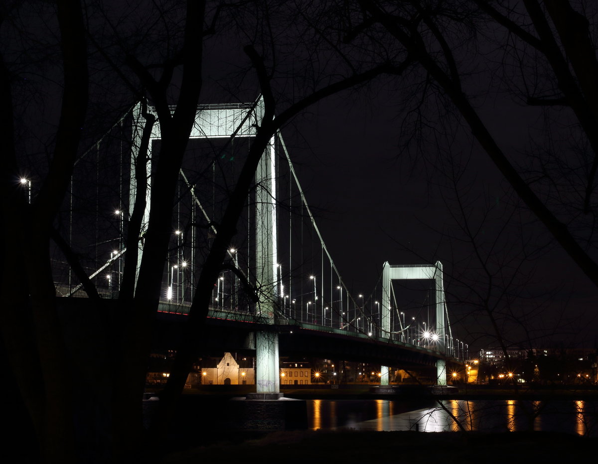 Kln bei Nacht. Die Mlheimer Brcke zwischen den Bumen durch fotografiert.

Kln Mlheimer Brcke, 10. Mrz 2017