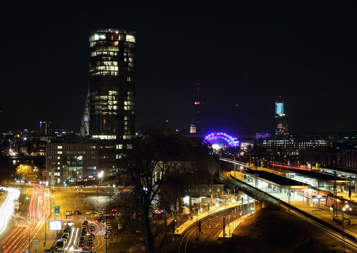 Kln bei Nacht. Von der obersten Etage des Parkhauses an der Lanxess-Arena hat man einen etwas anderen Blick auf Kln. Im Vordergrund der Klnertriangel und rechts daneben der Bahnhof Deutz. Hinter dem Triangel versteckt sich der Dom.

Kln Deutz, 10. Mrz 2017