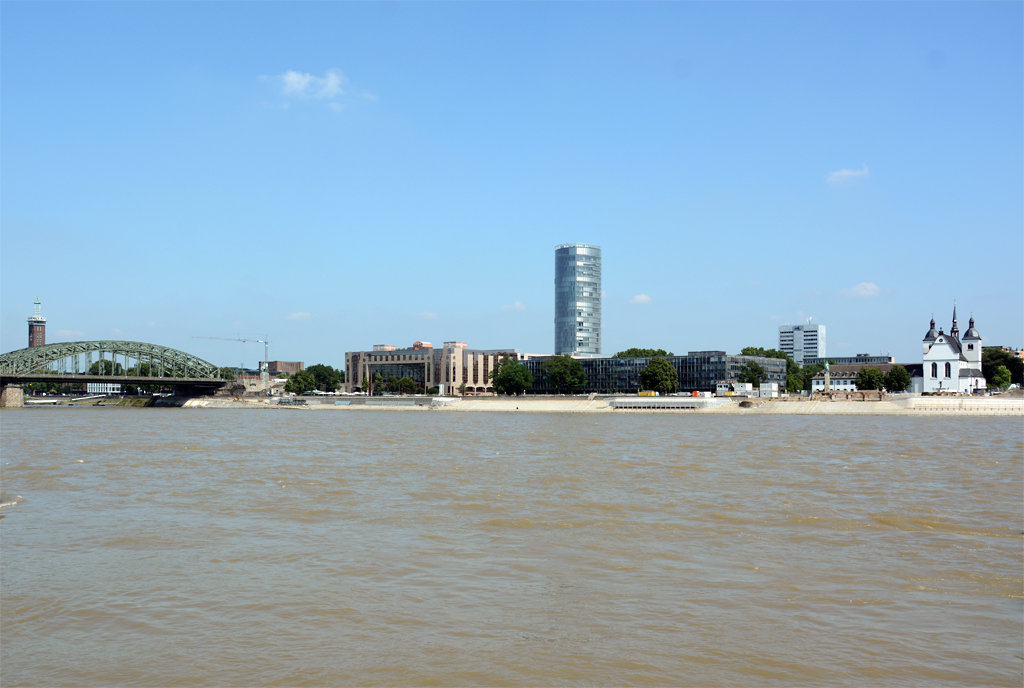 Kln-Deutz (von links nach rechts)- Hohenzollernbrcke, Triangel-Hochhaus, davor Hyatt-Hotel und rechts Kirche St. Heribert - 31.07.2014