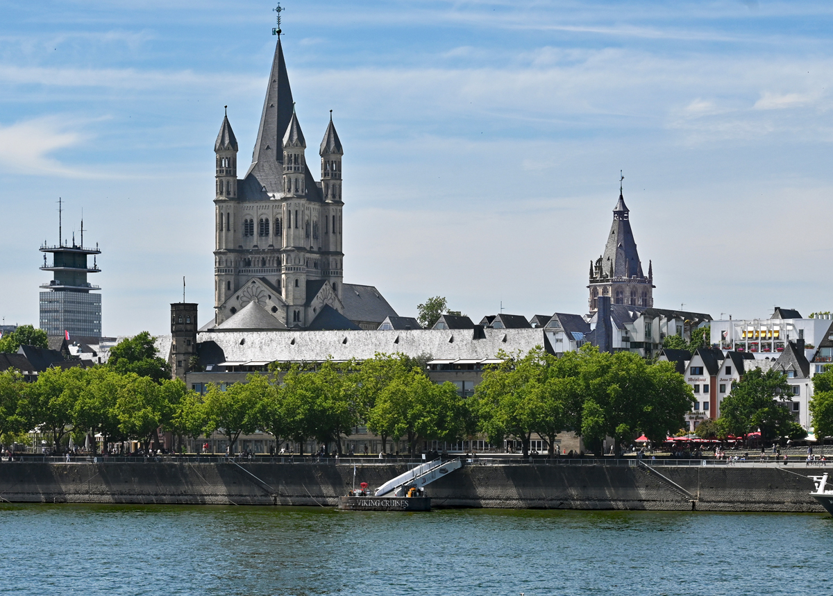 Kln - Gro St. Martin und rechts dahinter (Turm) das Historisches Rathaus - 12.07.2022