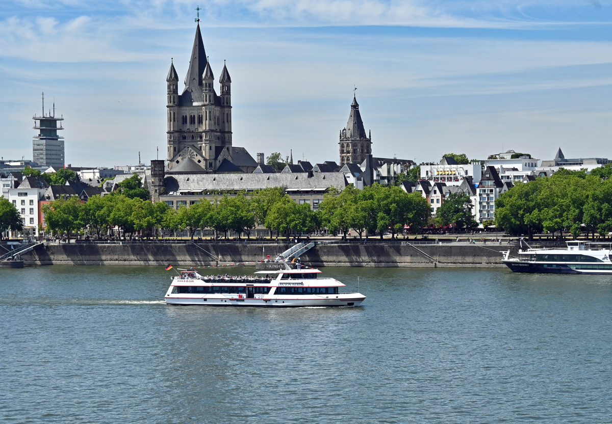 Kln - Gro St. Martin, rechts dahinter der Turm des historischen Rathauses und auf dem Rhein schippert das FGS  Jan von Werth  - 12.07.2022