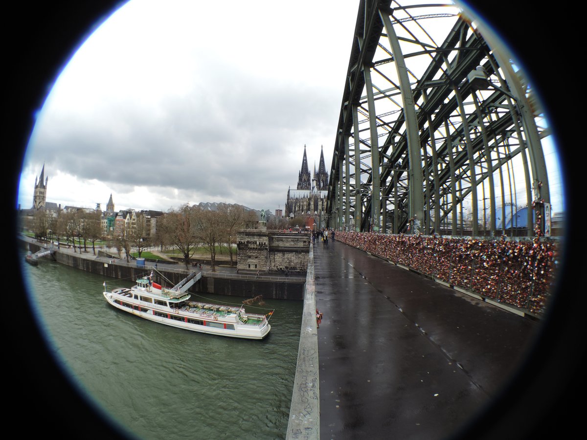 KLN-HOHENZOLLERNBRCKE MIT  LIEBESSCHLSSERN 
 Ich bin ne klsche Brck...  war einer der schnsten songs der BLCK FSS...Welche Geschichten knnte die
1907-11 erbaute HOHENZOLLERNBRCKE in KLN wohl erzhlen,deren Absperrzaun zum
Bahngelnde auf gesamter Lnge voller Schlsser hngt...eine ganz schne Last der
Verantwortung fr die alte Brcke...am 5.4.2018 mit dem fisheye fotografiert...