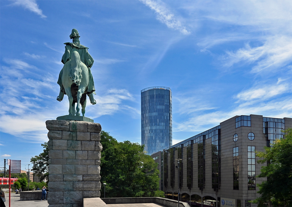 Kln - Reiterstandbild Kaiser Wilhelm I und der Klner Triangle (´Hochhaus) - 12.07.2022