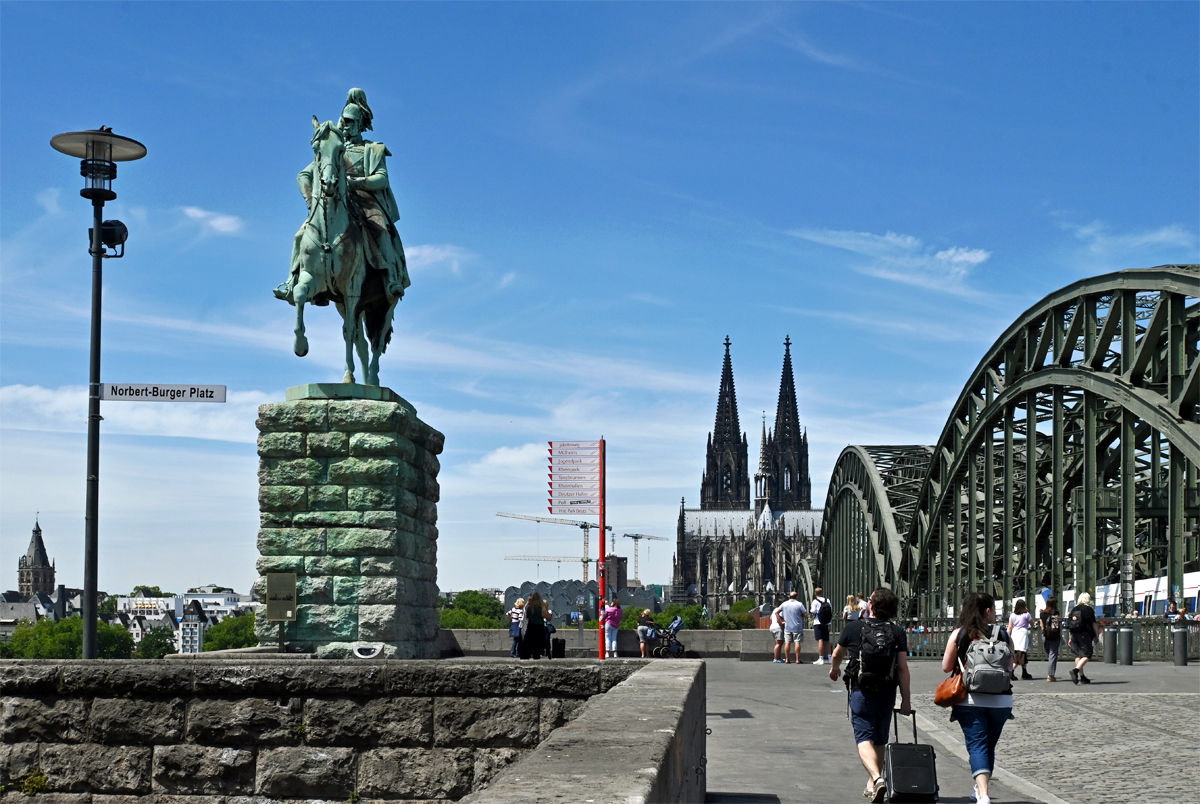 Kln - Reiterstandbild Kaiser Wilhelm I auf der Hohenzollernbrcke (Deutzer Seite), im Hintergrund der Dom - 12.07.2022