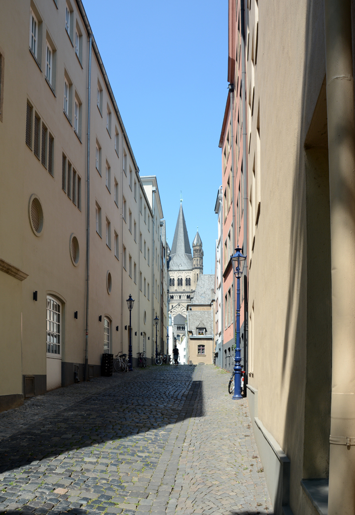 Kln - schmale Seitengasse in der Altstadt beim Heumarkt - hinten mittig  Gro St. Martin  - 31.07.2014