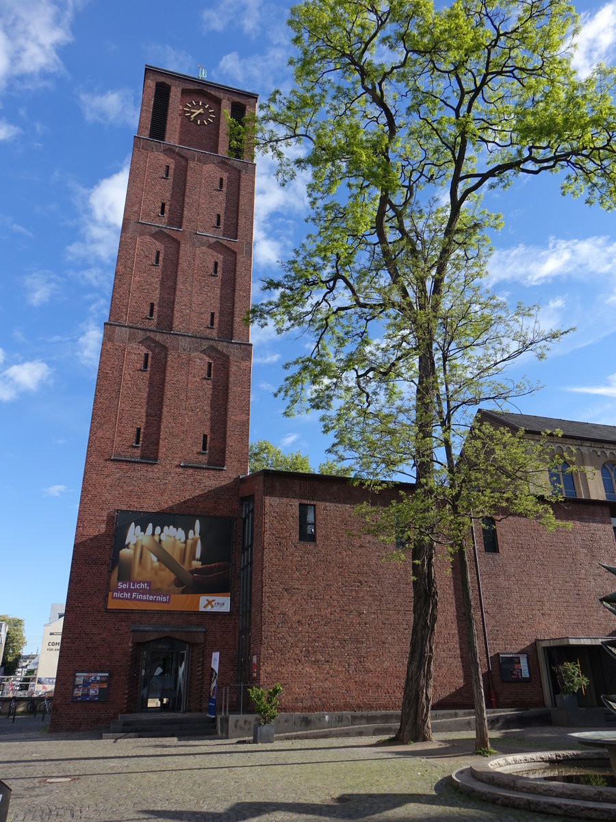Kln, St. Johann Baptist Kirche, erbaut im 12. Jahrhundert, Wiederaufbau nach Zerstrung von 1961 bis 1963, Architekt Karl Band (12.05.2017)