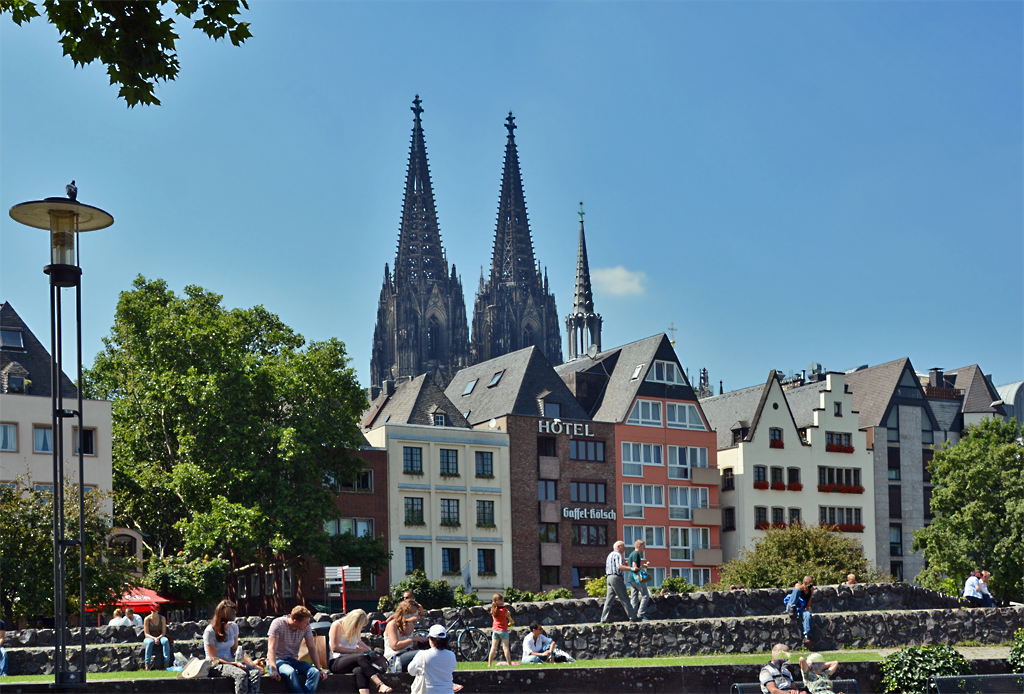 Köln - Uferpromenade mit Altstadthäusern und Dom - 31.07.2014