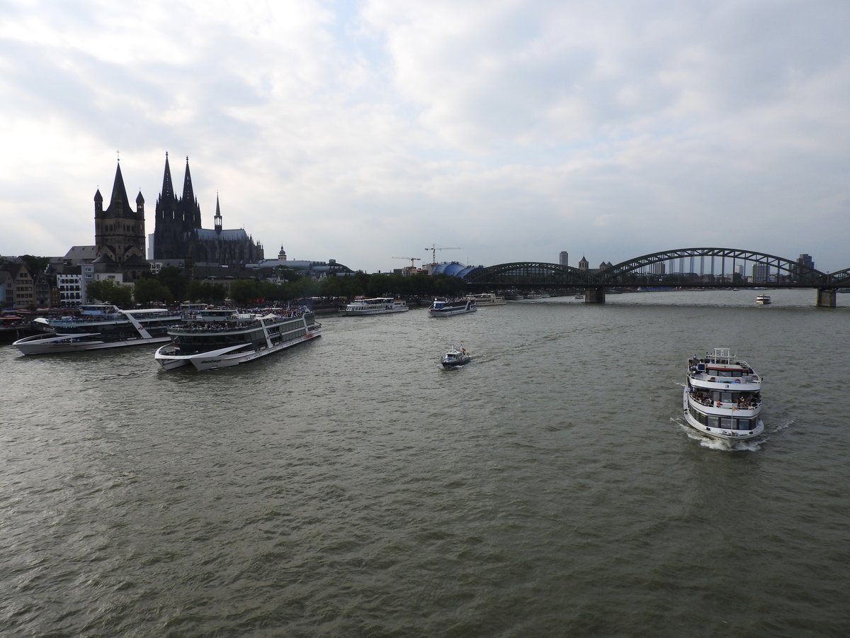 KÖLN-WELTSTADT AM RHEIN mit Dom und Hohenzollernbrücke,hier am 16.7.2016-
die Schiffe bereiten sich auf die Parade für die  Kölner Lichter  vor....