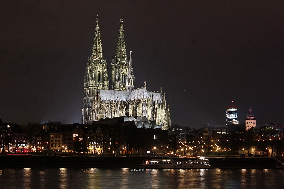 Klner Dom am Abend am 29.12.2015.