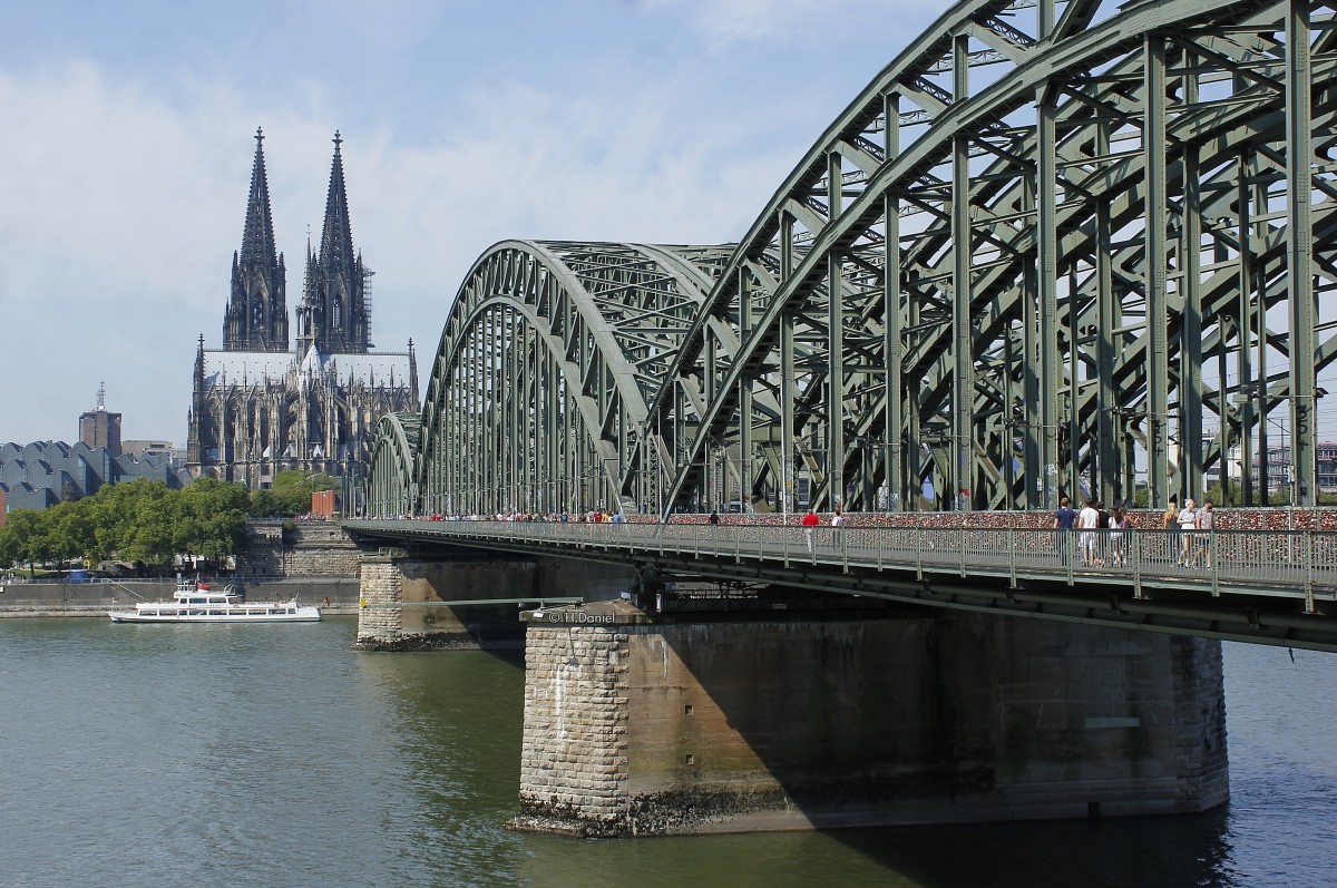 Klner Dom und die Hohenzollernbrcke in Kln, am 11.11.2015.