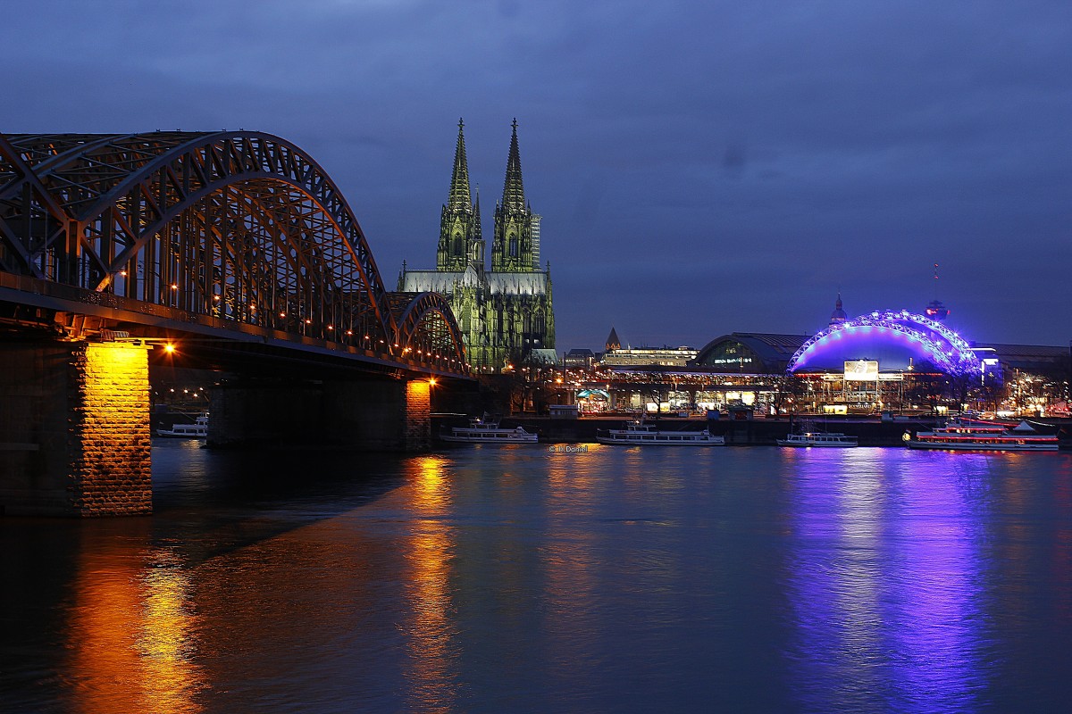 Kölner Dom und die Hohenzollernbrücke und rechts der Musical Dom am Abend in Köln, am 29.12.2015.