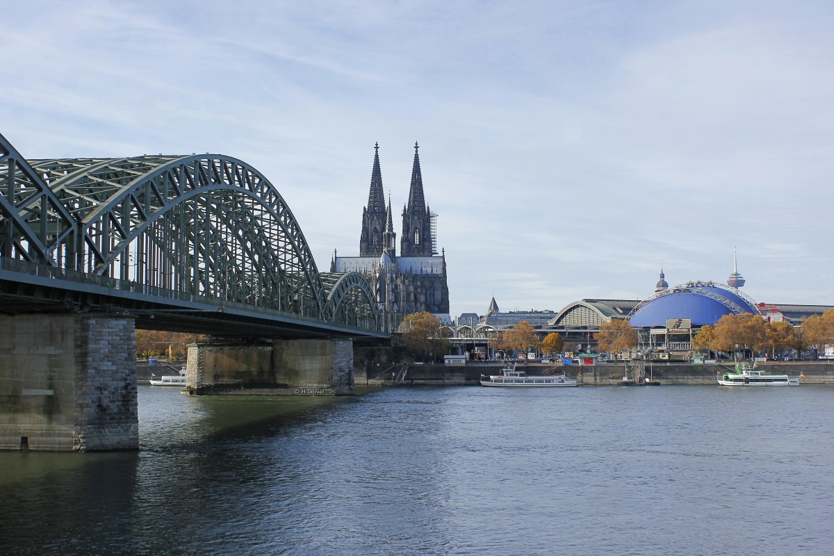 Klner Dom und die Hohenzollernbrcke und rechts der Musical Dom, am 29.12.2015.