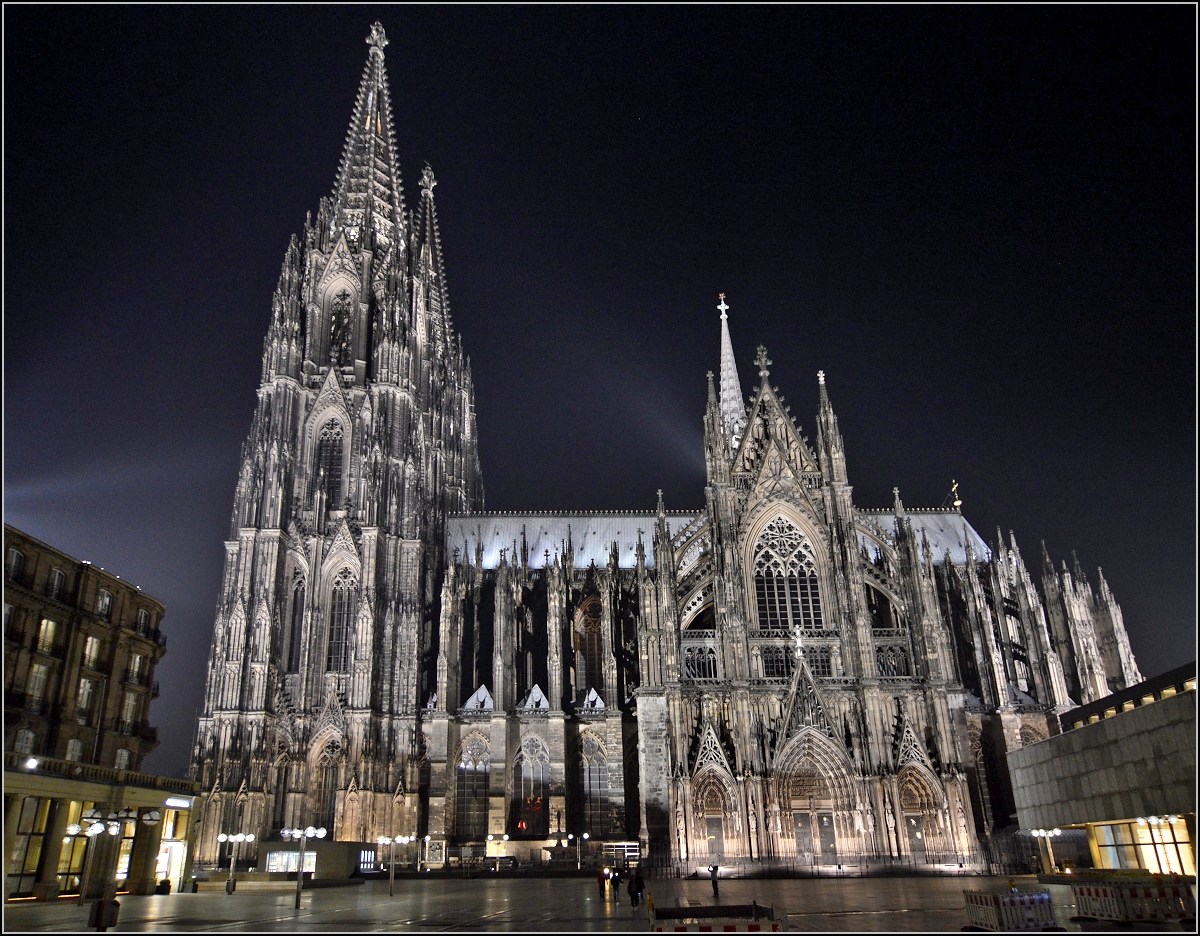 Klner Dom in der Nacht. Frhjahr 2014. 

Vergleiche auch mit: http://www.staedte-fotos.de/bild/Deutschland~Nordrhein-Westfalen~Koln/47803/k246lner-dom-in-der-nacht-fr252hjahr.html gleiches Original, andere Interpretation.