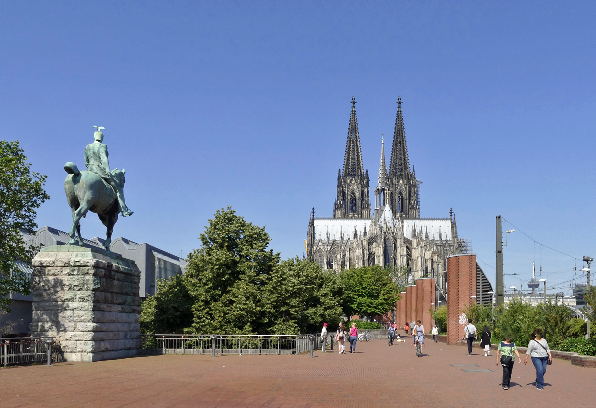 Klner Dom von Osten, links das Reiterstandbild Kaiser Wilhelm II. - 23.06.2019