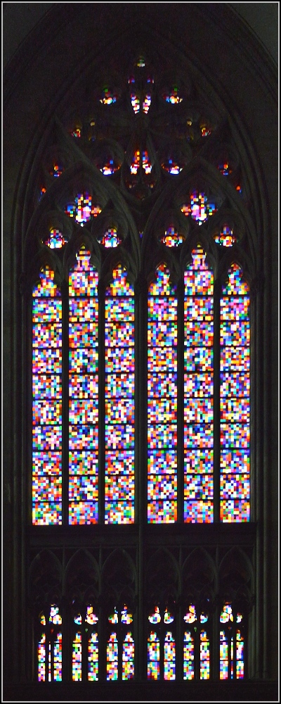 Klner Dom - Sdquerhausfenster von Gerhard Richter gestaltet. Auf speziellen Wunsch fr Heinz. Fr solche Bilder ist wohl eher ein professioneller Ansatz von Nten. Wie die anderen Bilder ist dieses ohne Stativ aus einem ungnstigen Winkel entstanden. Februar 2014. 