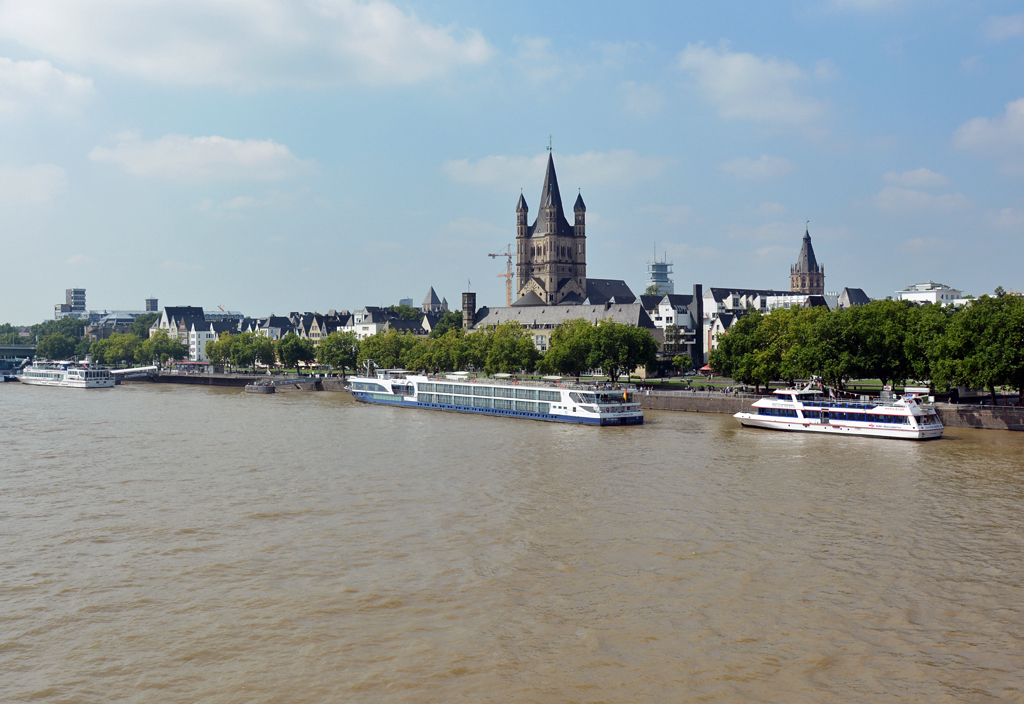 Klner Rheinufer zwischen Hohenzollern- und Deutzer Brcke, mittig die Kirche Gro St. Martin - 31.07.2014