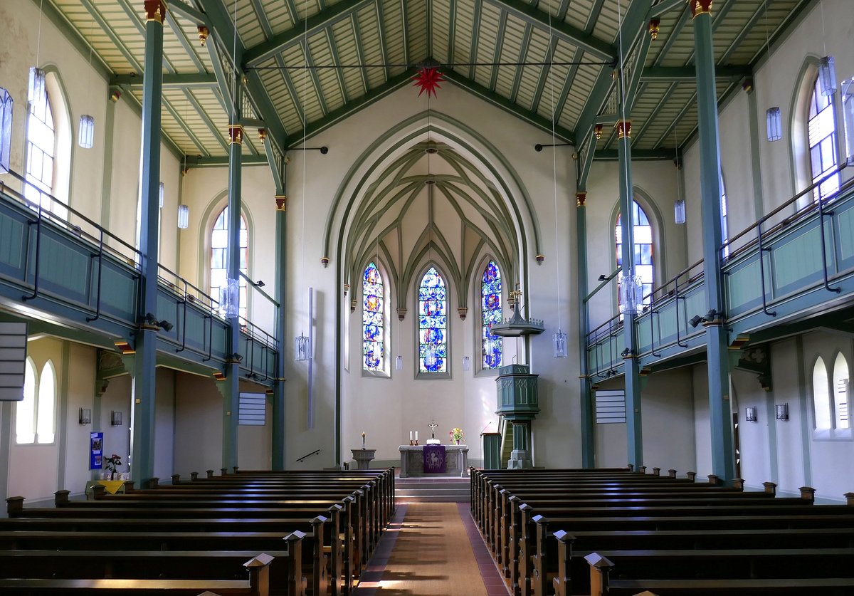 Kndringen, Blick zum Altar in der evangelischen Kirche, April 2020