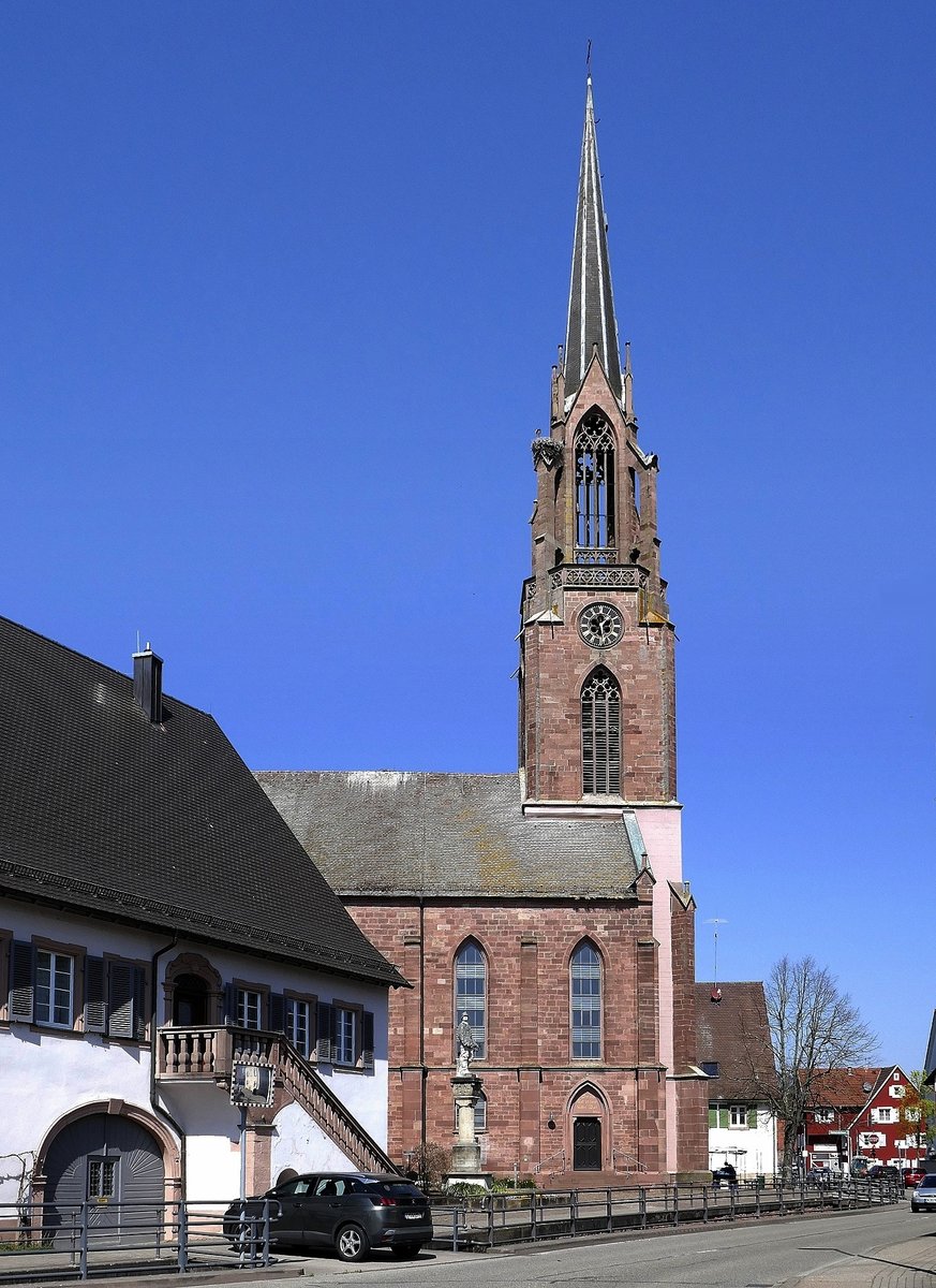 Kndringen, die evangelische Kirche mit dem markanten, 60m hohen Turm, im gotischen Stil erbaut 1862-65, April 2020