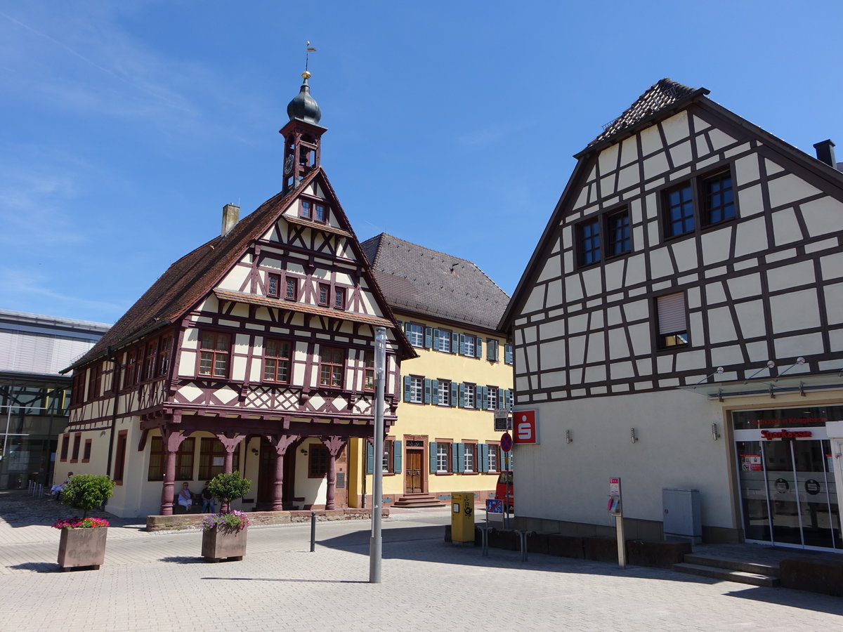 Knigsbach, altes Rathaus aus dem 17. Jahrhundert am Marktplatz (12.08.2017)