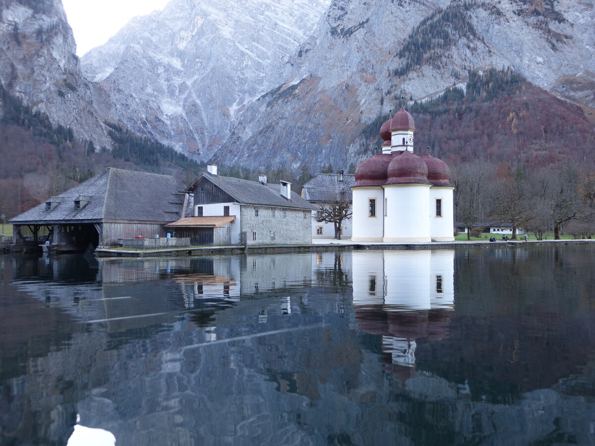 Knigsee, Wallfahrtskirche St. Bartholom am Westufer, erbaut im 17. Jahrhundert (10.11.2018)