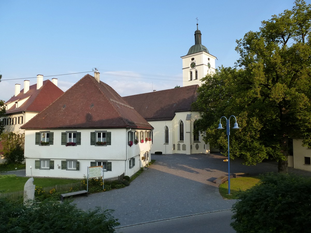 Knigseggwald, Blick zur katholischen Pfarrkirche St.Georg von 1481, links das Pfarrhaus, Aug.2013