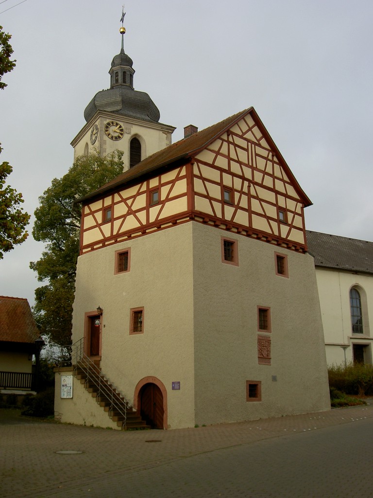 Knigshofen, Wehrbau zum Goode, erbaut 1615 von Zehntmeister Simrock, dahinter die 
Pfarrkirche St. Mauritius von 1836 (27.10.2014)