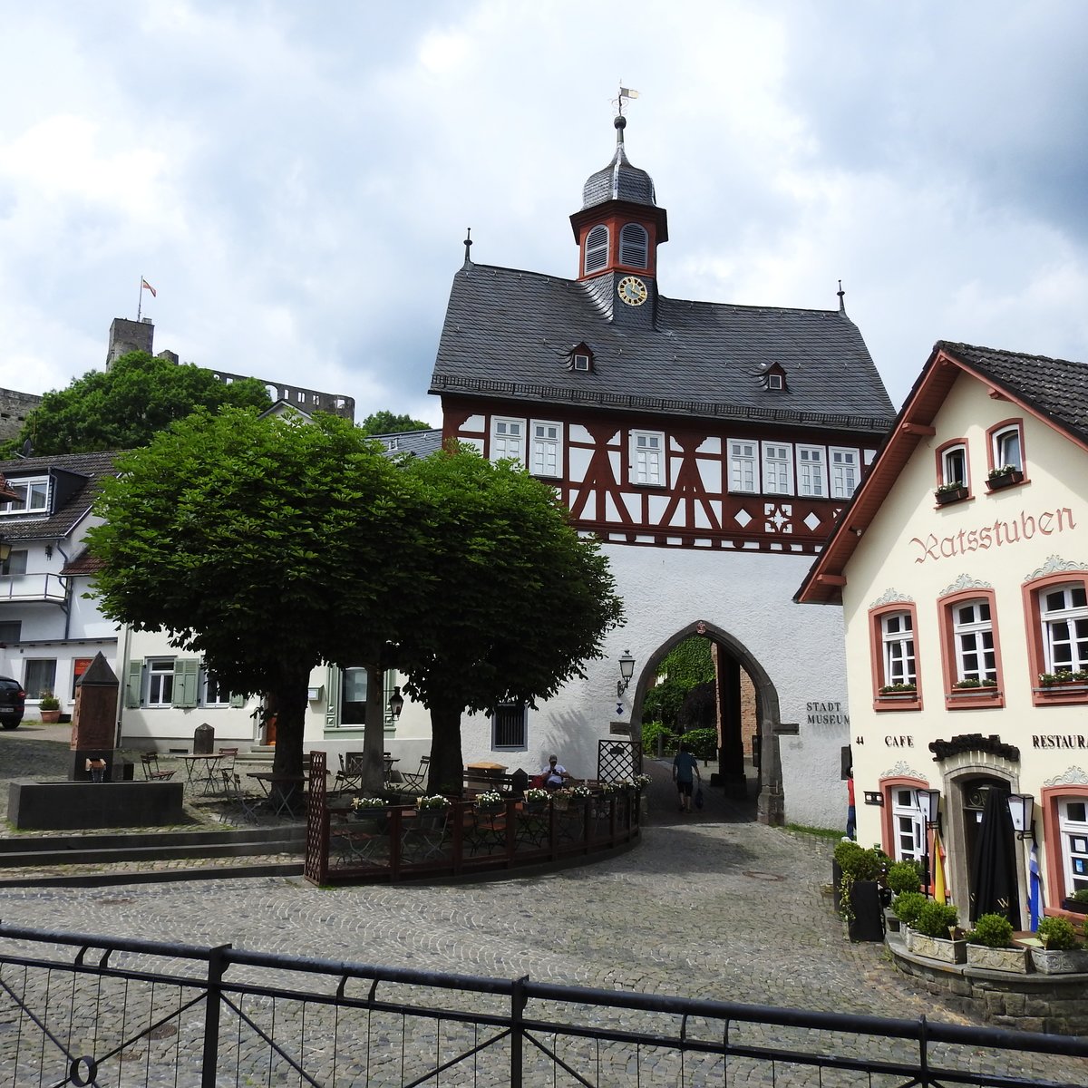 KNIGSTEIN/TAUNUS-ALTSTADT
Altstadtviertel von KNIGSTEIN/TAUNUS,dem heiklimatischen Kurort zwischen grnen Taunus-Hgeln
mit dem Fachwerk-Gebude des Stadtmuseums und der Burgruine Knigstein hoch oben,
am 5.6.2017......