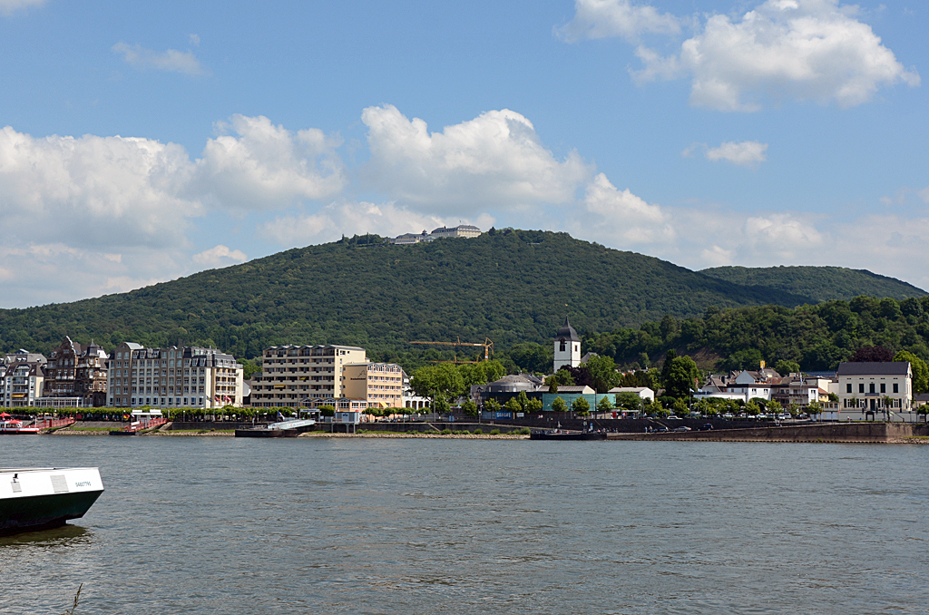 Knigswinter am Rhein, im Hintergrund das Petersberg-Hotel (auch Gstehaus der Bundesregierung) im Siebengebirge - 31.05.2014