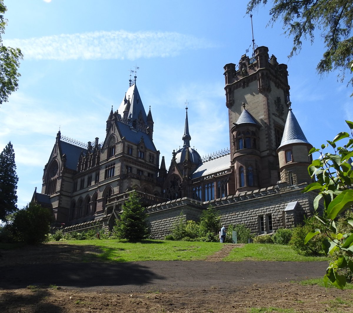 KNIGSWINTER-SCHLOSS DRACHENBURG
Romantik pur strahlt dieses mrchenhafte Schlsschen aus,von 1882-84 in Rekordzeit im Neo-Frhgotischen
Stil erbaut,seit 1986 unter Denkmalsschutz stehend-die Rckfront mit der verspielten Gartenanlage ist
einfach nur traumhaft schn,mit weitem Blick ins Rheintal,hier am 18.7.2017....