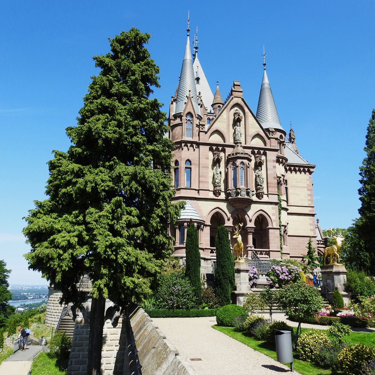 KNIGSWINTER/RHEIN-DRACHENBURG
Ein Schlsschen wie aus dem Mrchenbuch- die Drachenburg hoch ber KNIGSWINTER und dem Rhein...
gleich dahinter die Gleise der Zahnradbahn,die zum Drachenfels fhren...am 18.7.2017