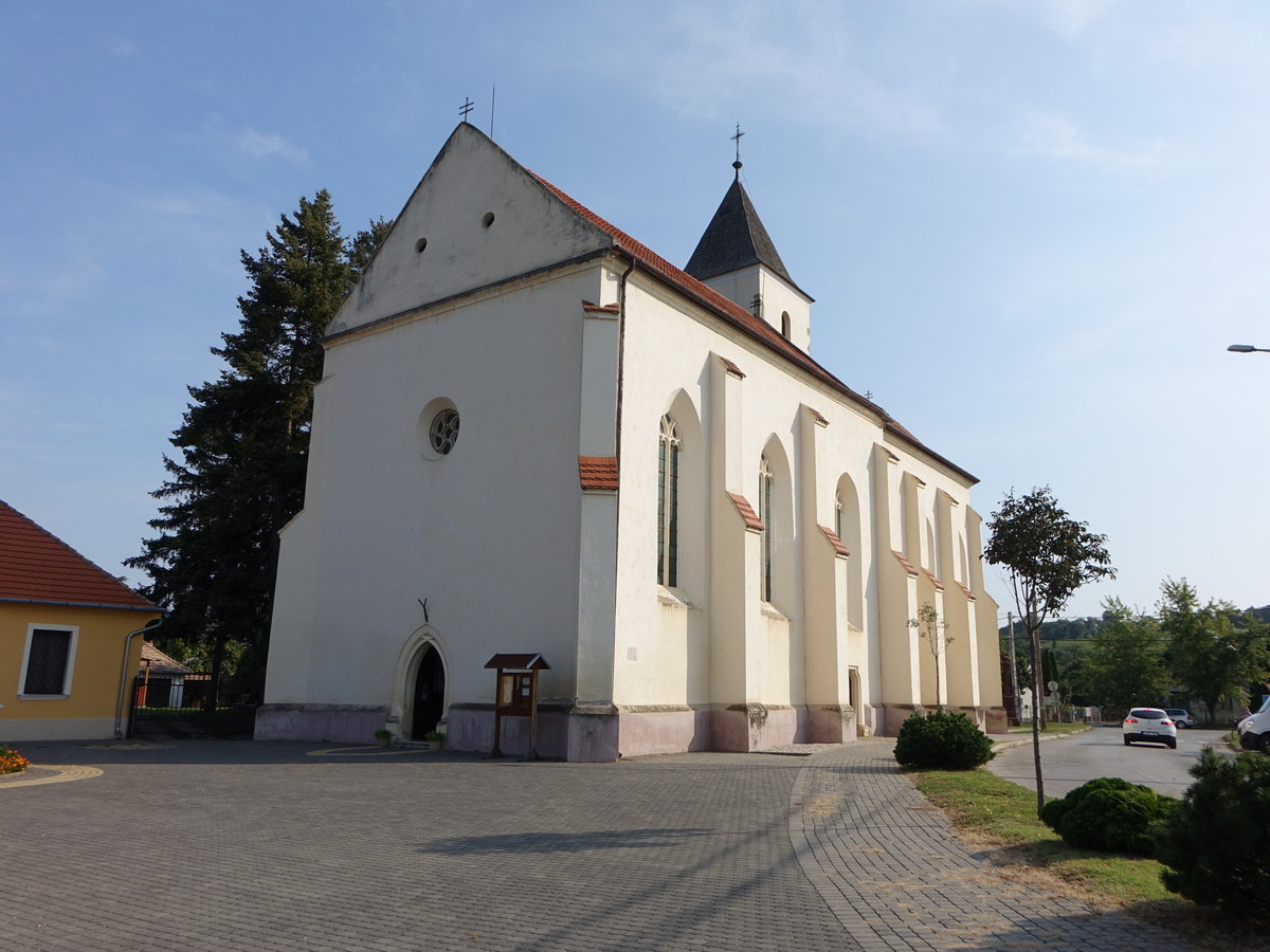Köröshegy, kath. Pfarrkirche St. Kereszt, erbaut im 15. Jahrhundert als einschiffige Klosterkirche der Franziskaner (30.08.2018)