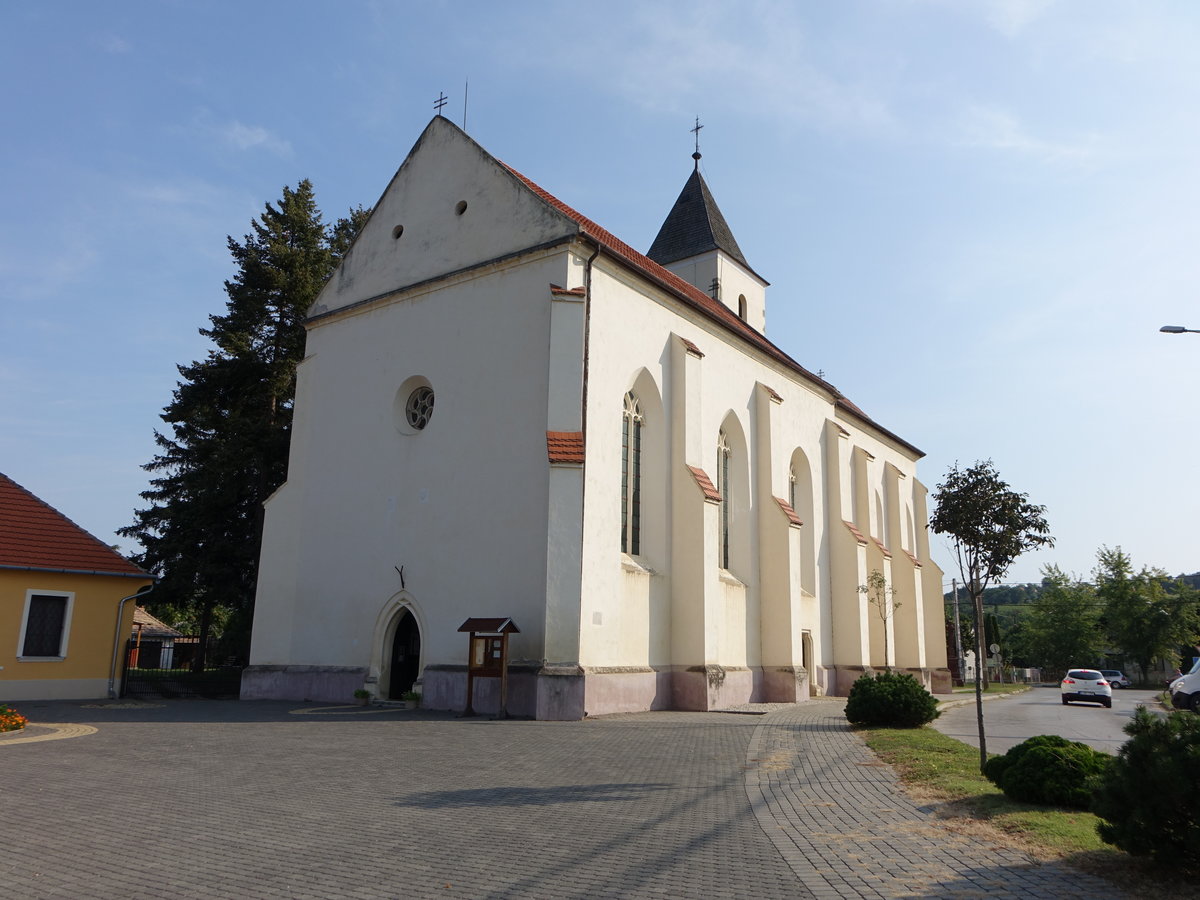 Krshegy, kath. Pfarrkirche St. Kereszt, erbaut im 15. Jahrhundert als einschiffige Klosterkirche der Franziskaner (30.08.2018)