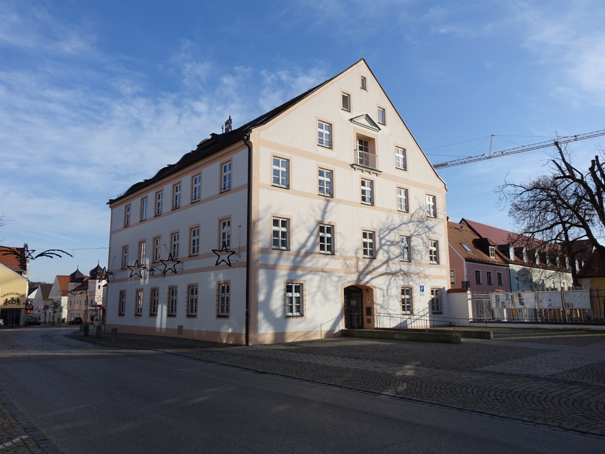 Ksching, Rathaus am Marktplatz, freistehender dreigeschossiger Massivbau mit Satteldach, erbaut 1607 (25.12.2015)