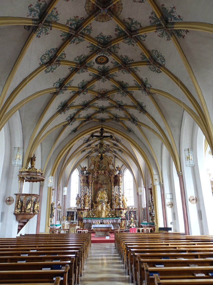 Klarn, kath. Pfarrkirche Hl. Dreifaltigkeit, erbaut im 15. Jahrhundert (20.10.2018)