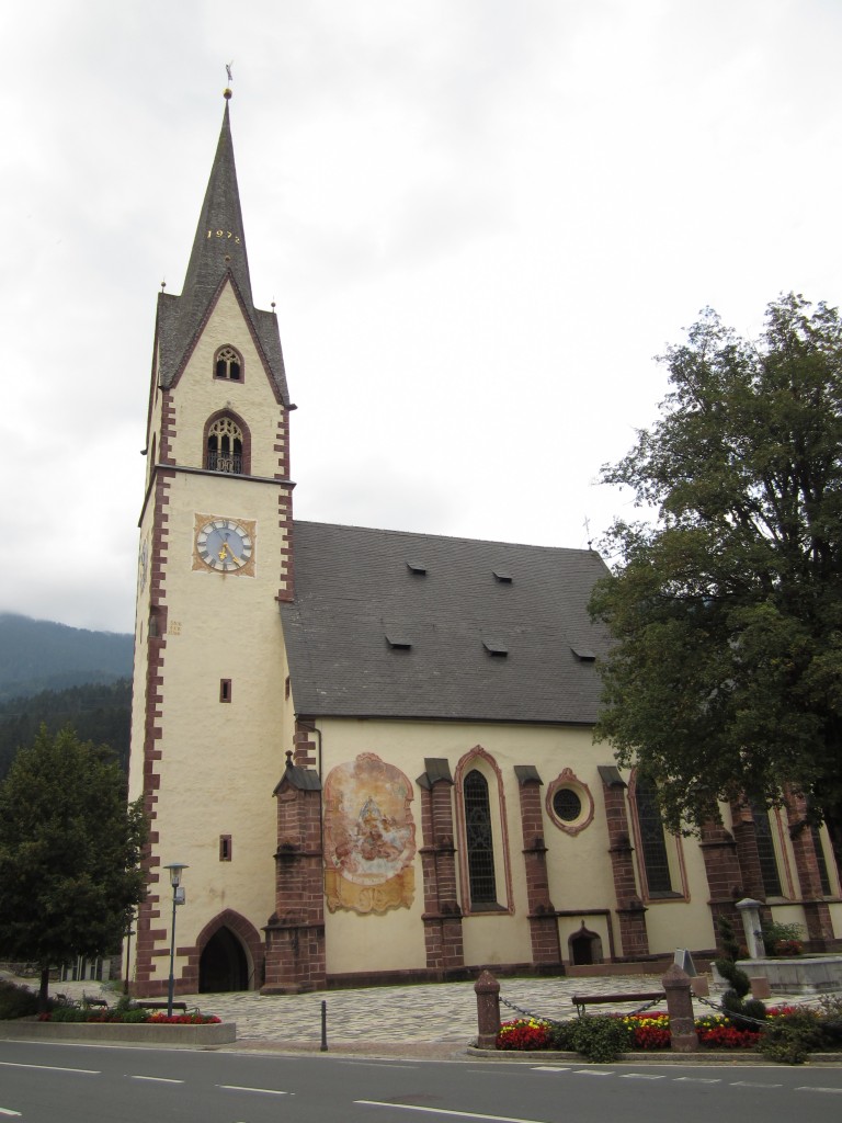 Ktschach, Pfarrkirche Unsere Liebe Frau, sptgotische dreischiffige Hallenkirche, erbaut von 1518 bis 1527 durch Baumeister B. Firtaler (18.09.2014)
