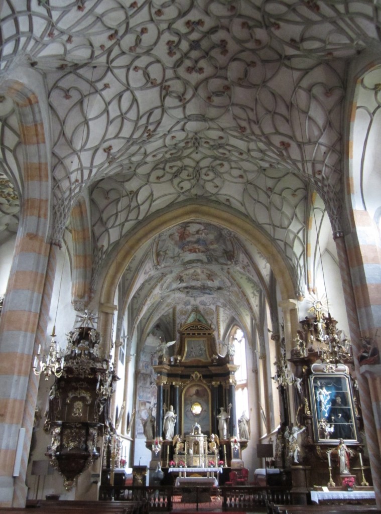 Ktschach, Pfarrkirche Unsere Liebe Frau, Netzrippengewlbe mit Schlingwerk, klassizistischer Hochaltar von 1833, Rokoko Choraltre (18.09.2014)