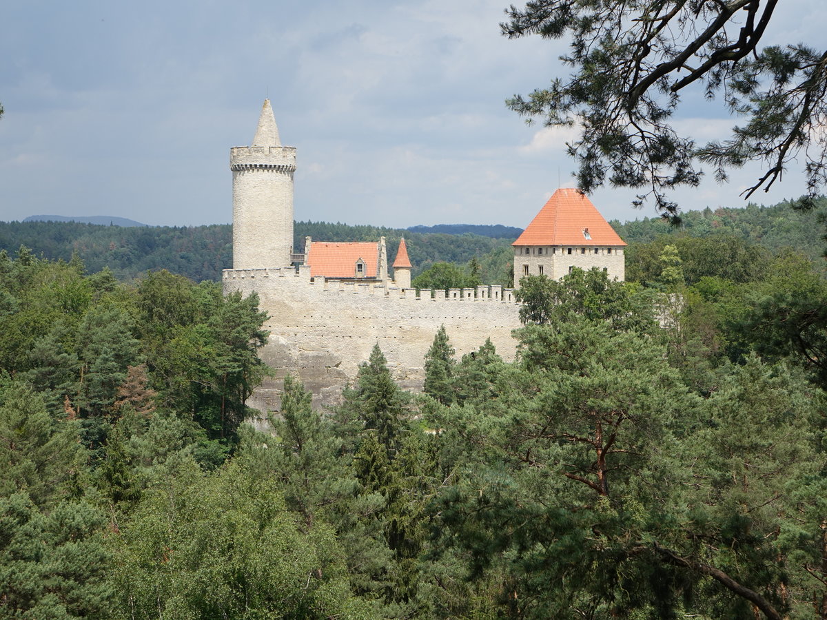 Kokorin / Kokorschin, Burg, erbaut ab 1320 vom Hynek Berka von Dub, Umbau im gotischen Stil Ende des 15. Jahrhundert durch die Herren aus Klintejna. Wiederherstellung im neugotischen Stil von 1911 bis 1918 (28.06.2020)