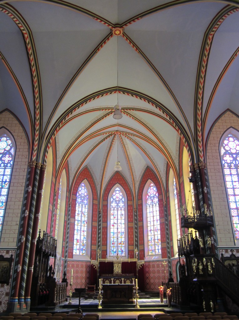Koksijde, Chor der St. Peter Kirche, Glasfenster von Samuel Coucke (02.07.2014)