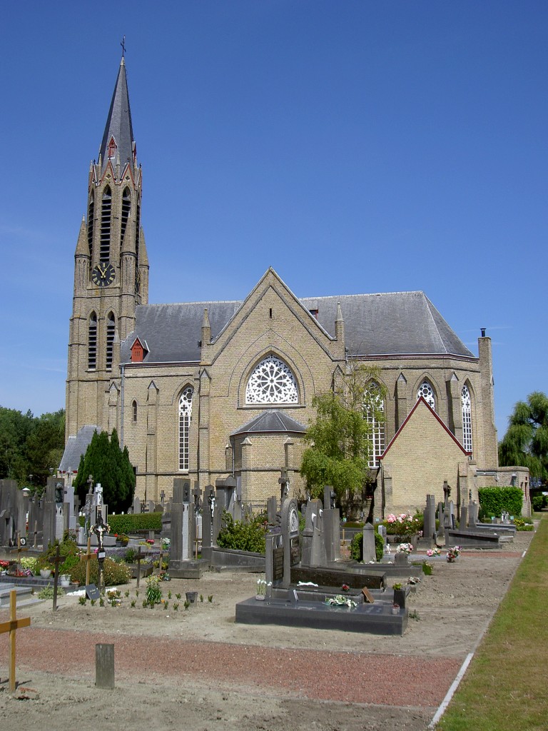 Koksijde, neugotische St. Peter Kirche, erbaut von 1845 bis 1848, Backsteinkreuzkirche mit Westturm (02.07.2014)