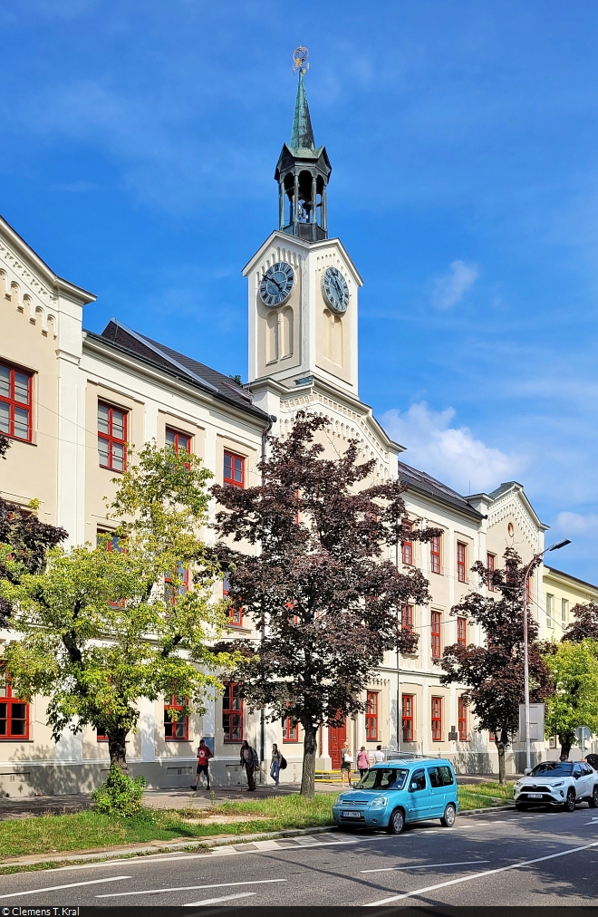 Koln (CZ):
Gebude der Wirtschaftsakademie mit Uhrenturm in der Kutnohorsk 41/41.

🕓 24.8.2022 | 15:18 Uhr